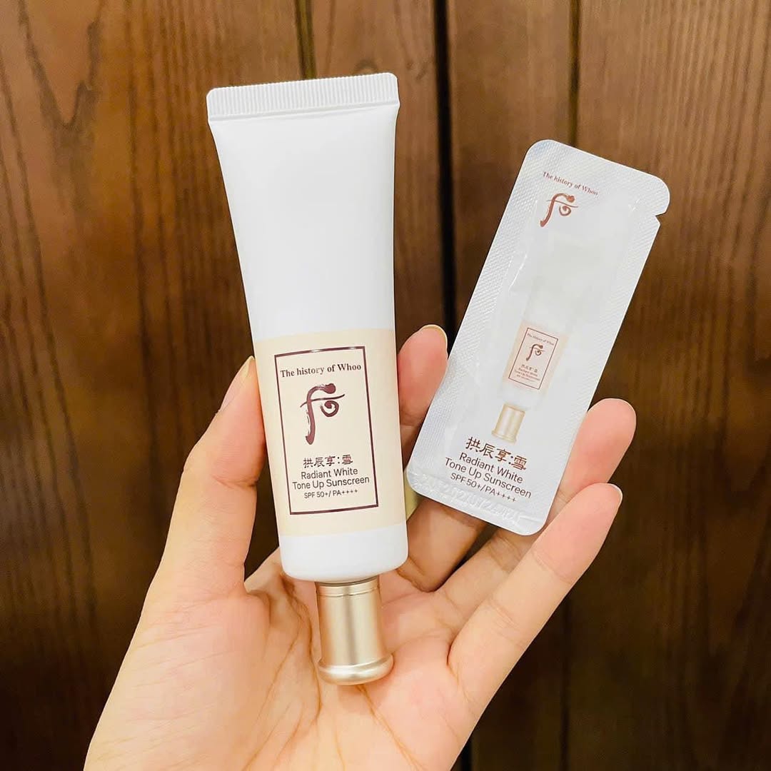 🌸 The History of Whoo

Radiant White Tone Up Sunscreen SPF 50+/PA++++ (1ml Trial Pack)-1 sachet